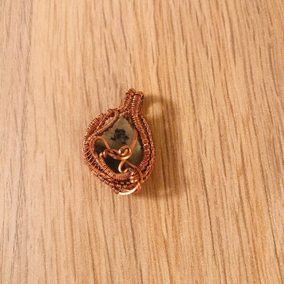 Handmade green stone set in rose gold pendant - Picture 2 of 7